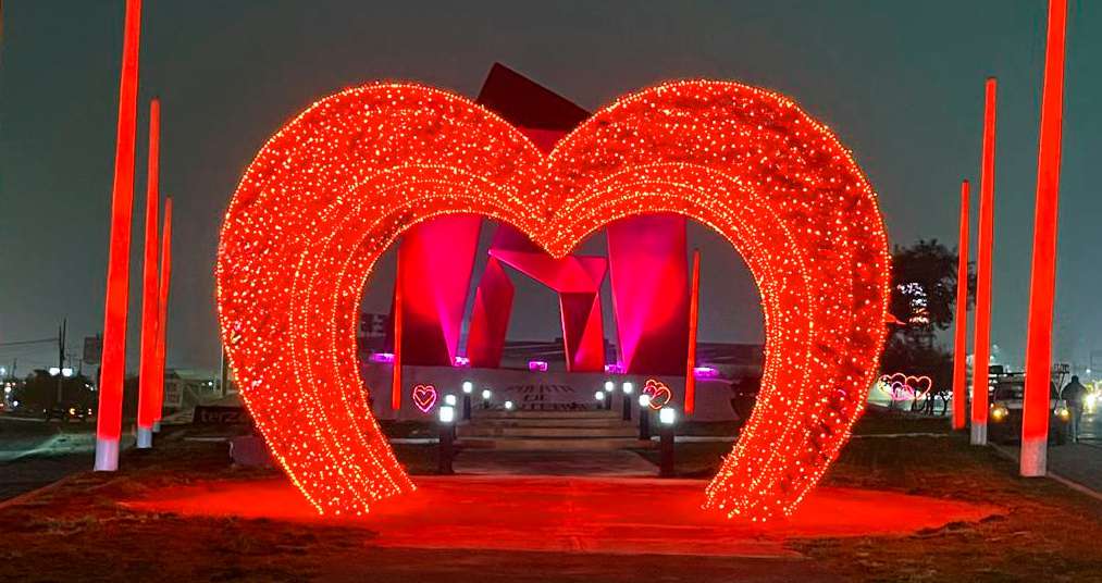 Arco en forma de corazón de luz roja sobre una glorieta